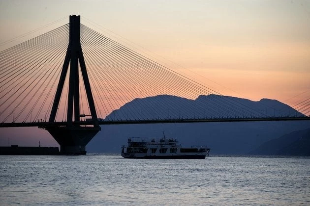 Εβγαλε μάτια: Το ανορθόγραφο μήνυμα στη γέφυρα Ρίου – Αντιρρίου παραμονή Πρωτοχρονιάς